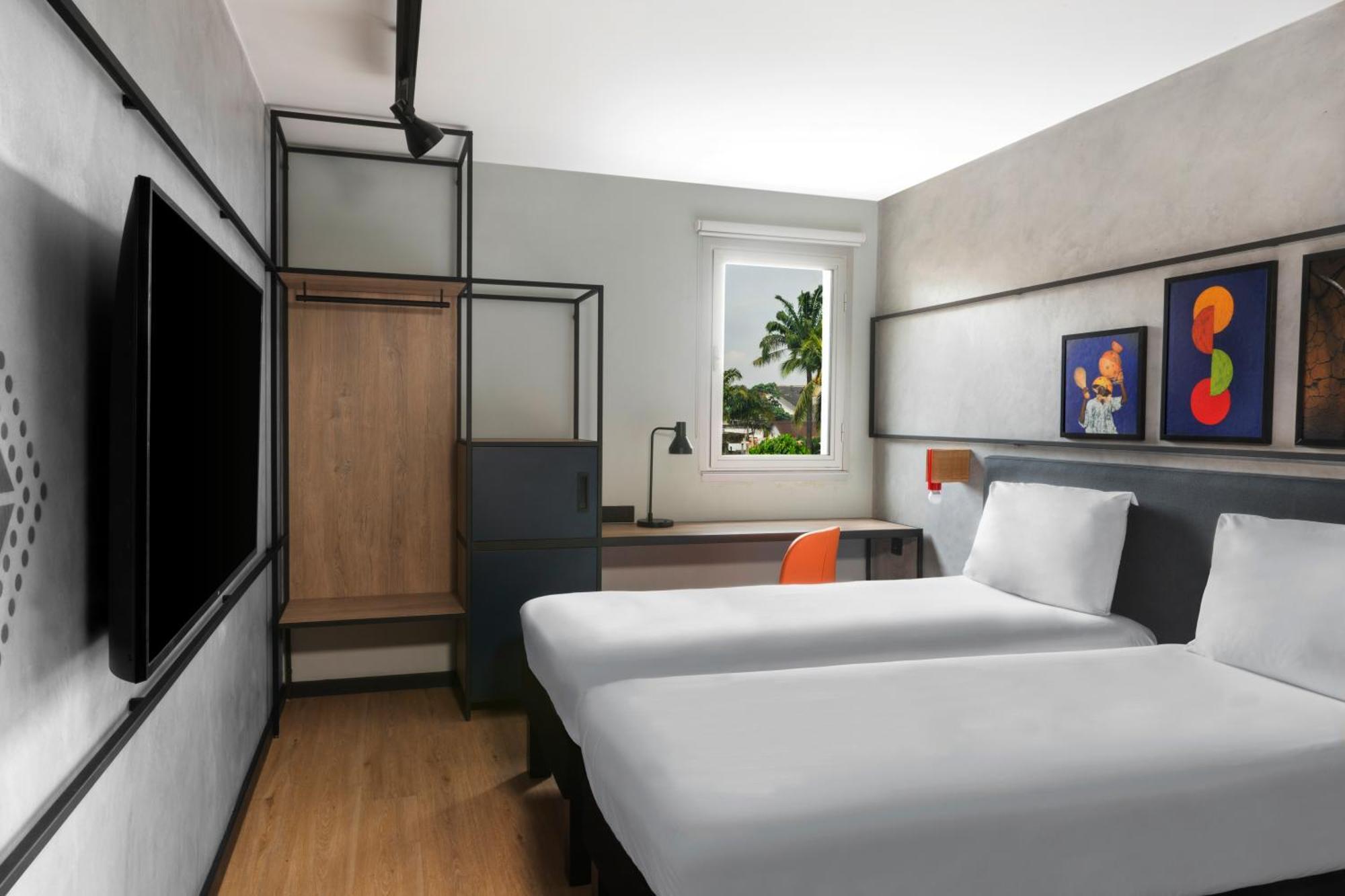 Ibis Styles Abidjan Plateau Hotel Exterior photo